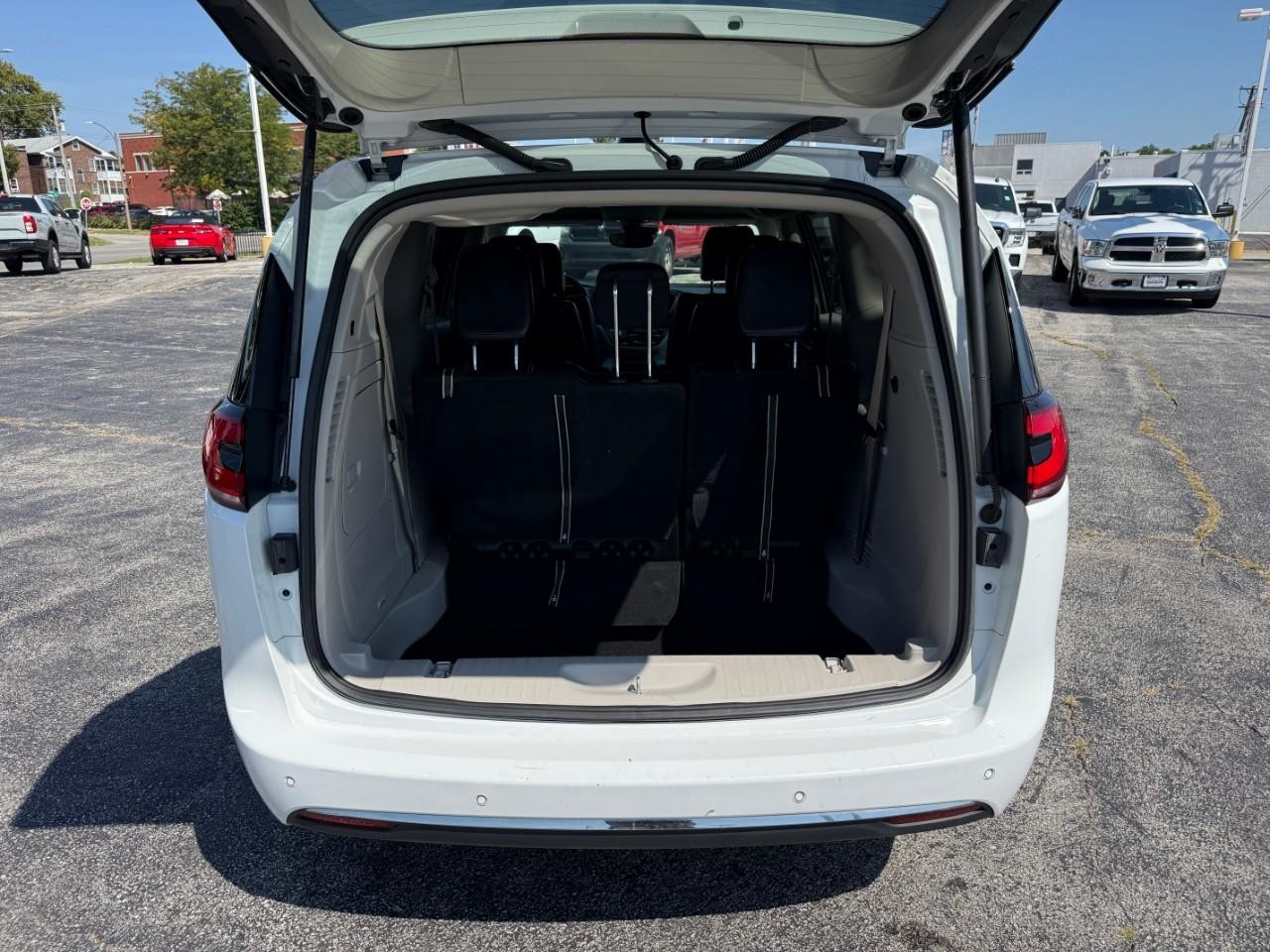 Chrysler Pacifica Vehicle Full-screen Gallery Image 08