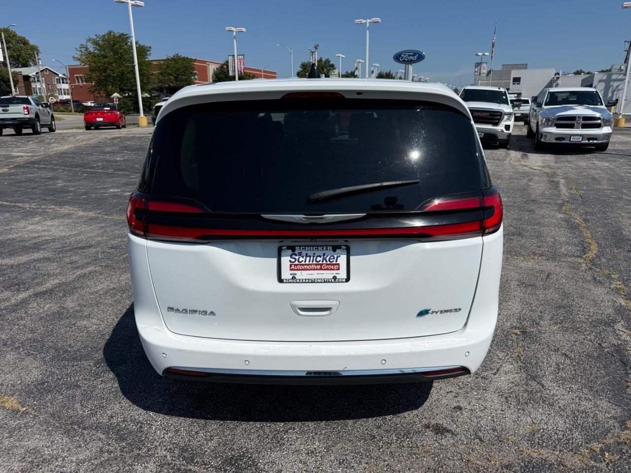 Chrysler Pacifica Vehicle Full-screen Gallery Image 09