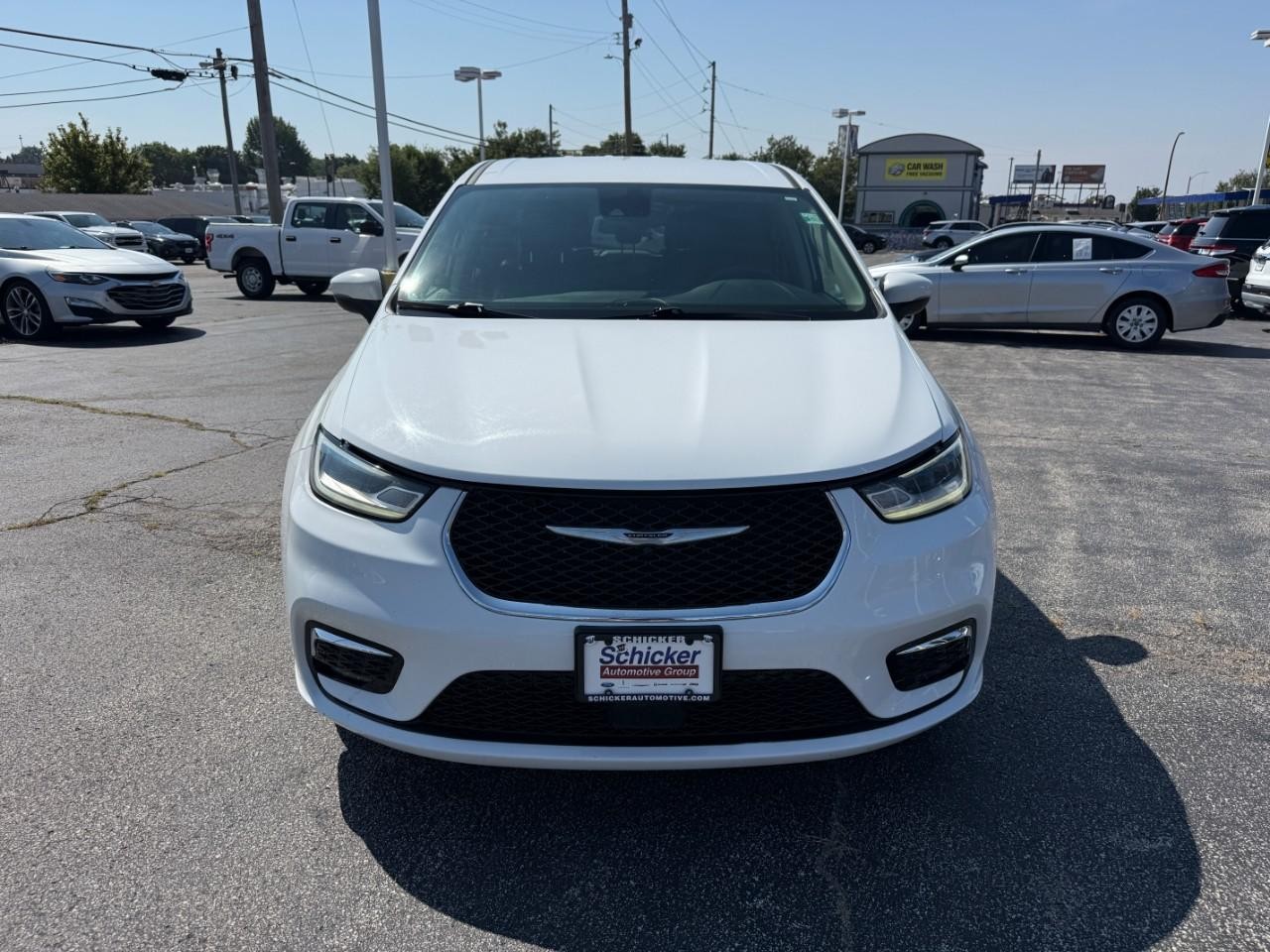 Chrysler Pacifica Vehicle Full-screen Gallery Image 10