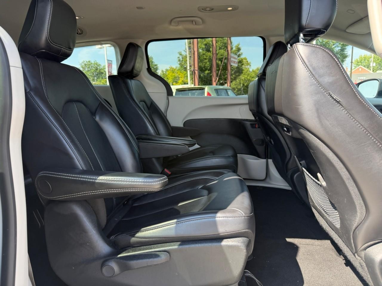Chrysler Pacifica Vehicle Full-screen Gallery Image 11