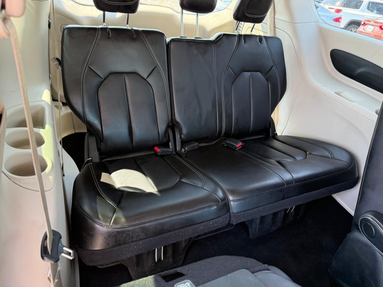 Chrysler Pacifica Vehicle Full-screen Gallery Image 12