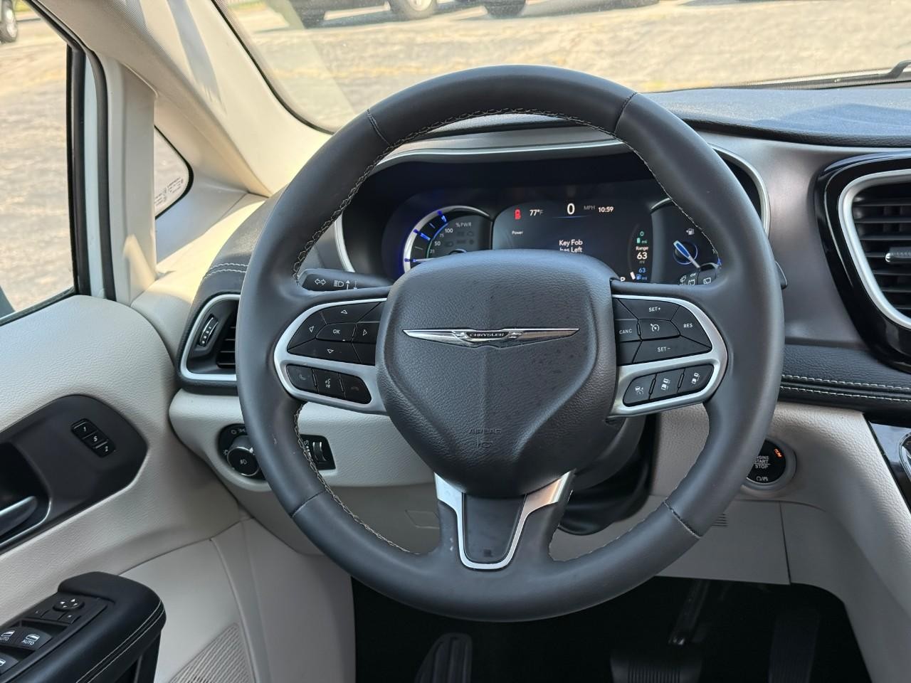 Chrysler Pacifica Vehicle Full-screen Gallery Image 14