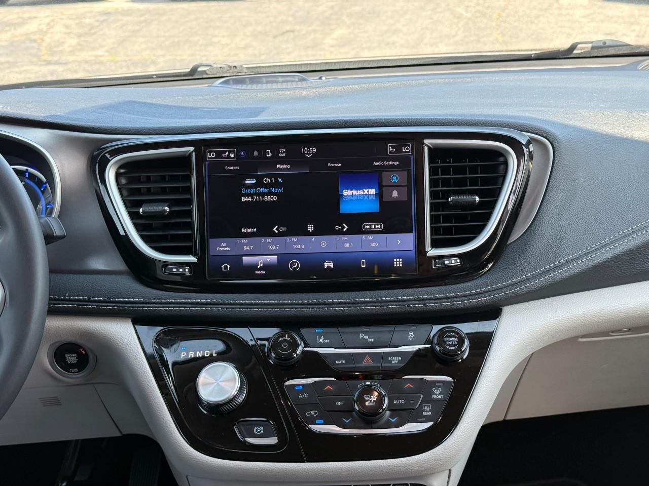 Chrysler Pacifica Vehicle Full-screen Gallery Image 15