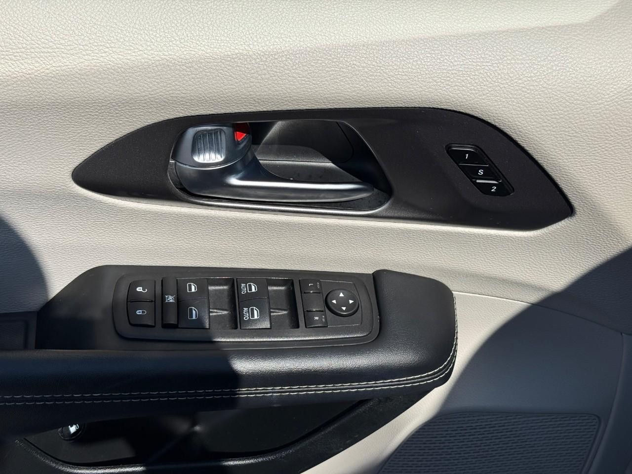Chrysler Pacifica Vehicle Full-screen Gallery Image 16