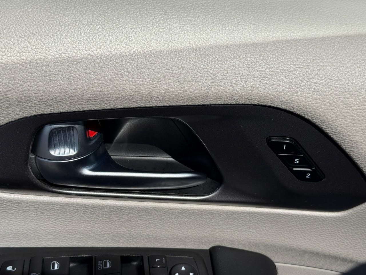 Chrysler Pacifica Vehicle Full-screen Gallery Image 17