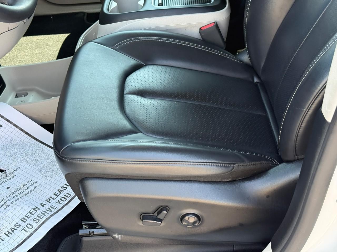 Chrysler Pacifica Vehicle Full-screen Gallery Image 18