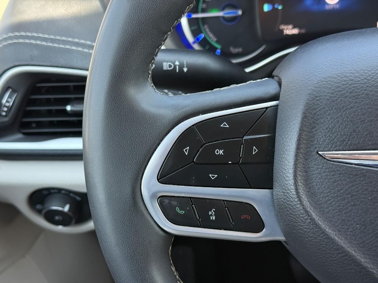 Chrysler Pacifica Vehicle Full-screen Gallery Image 20