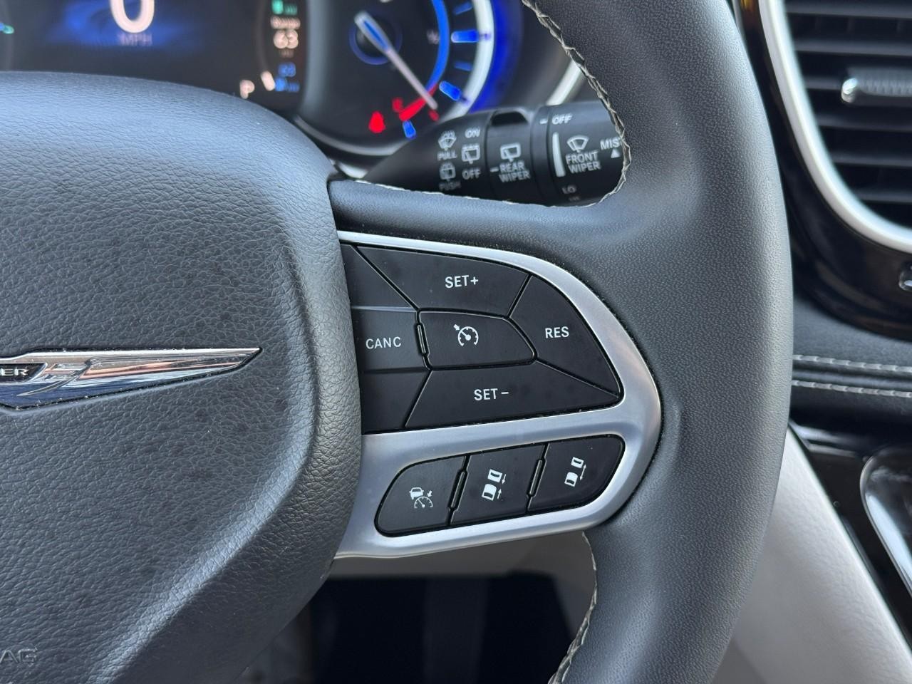 Chrysler Pacifica Vehicle Full-screen Gallery Image 21