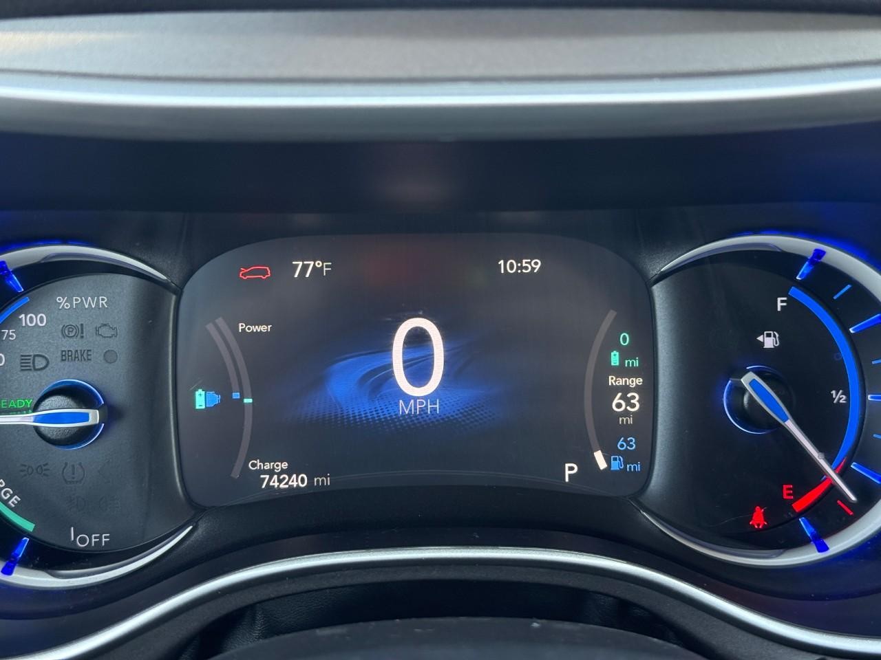 Chrysler Pacifica Vehicle Full-screen Gallery Image 22