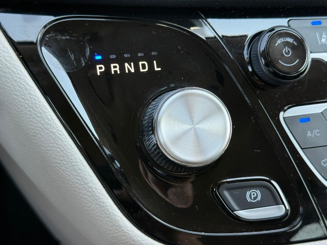 Chrysler Pacifica Vehicle Full-screen Gallery Image 23