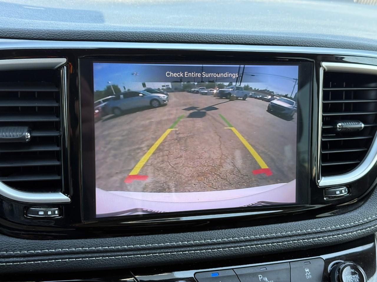 Chrysler Pacifica Vehicle Full-screen Gallery Image 24
