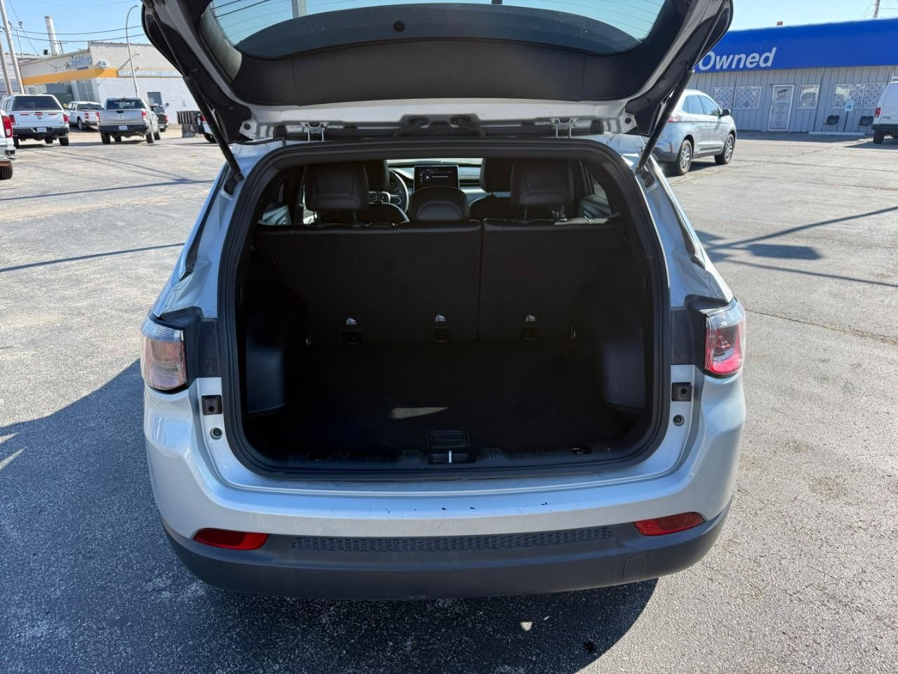 Jeep Compass Vehicle Full-screen Gallery Image 07
