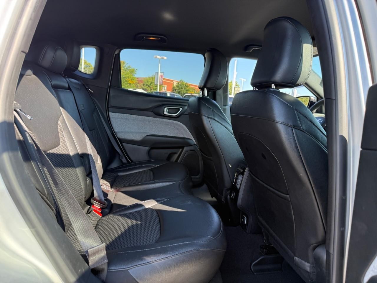 Jeep Compass Vehicle Full-screen Gallery Image 10