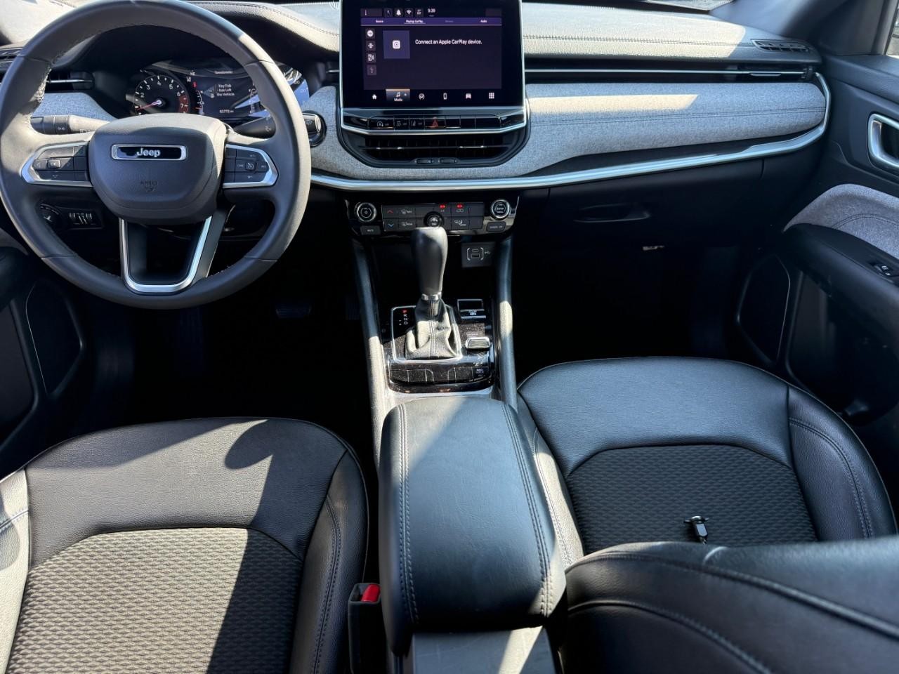 Jeep Compass Vehicle Full-screen Gallery Image 11