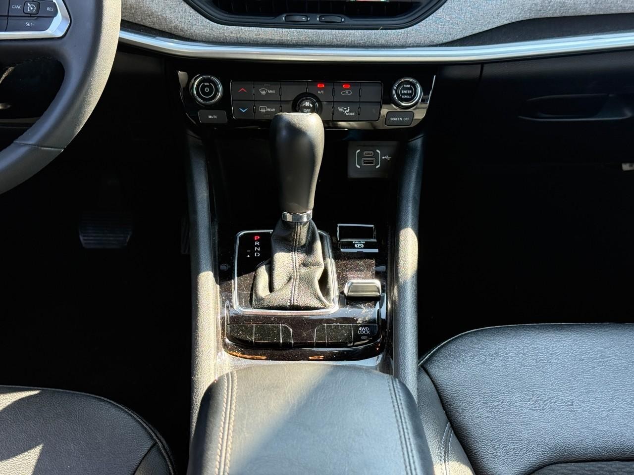 Jeep Compass Vehicle Full-screen Gallery Image 15