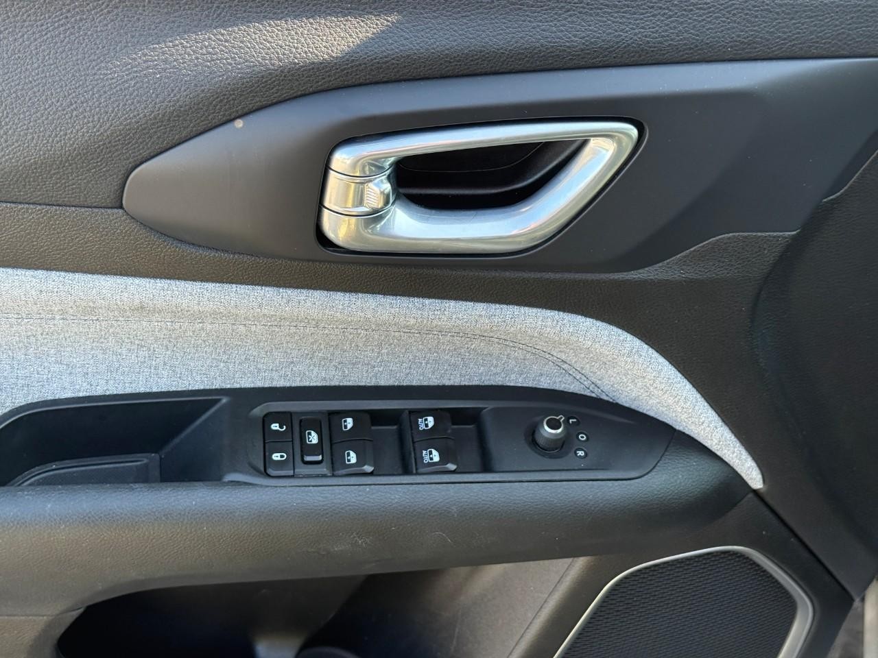 Jeep Compass Vehicle Full-screen Gallery Image 16