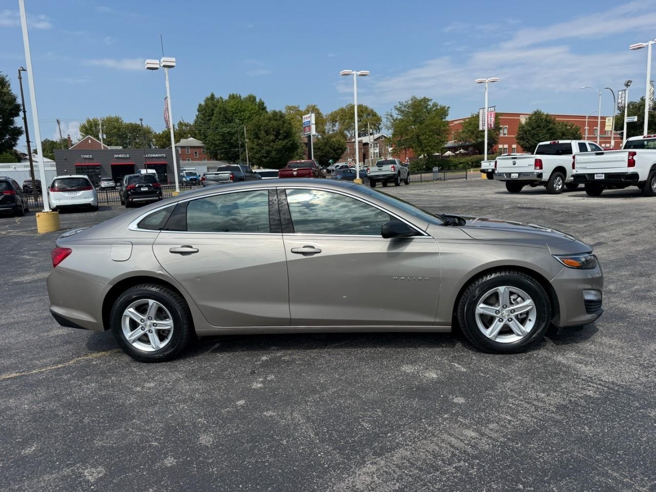 Chevrolet Malibu Vehicle Full-screen Gallery Image 05