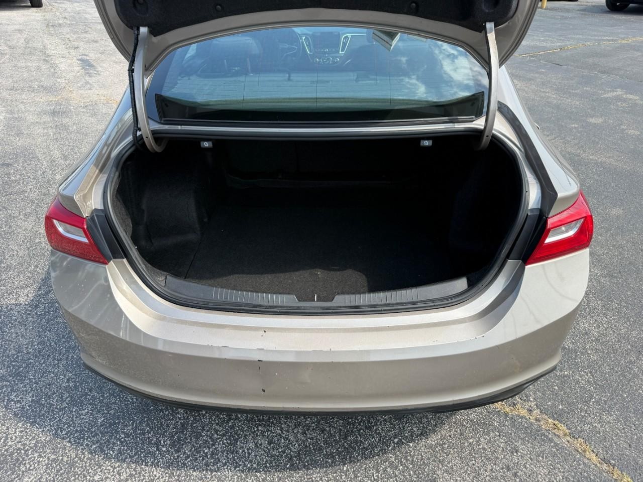 Chevrolet Malibu Vehicle Full-screen Gallery Image 07
