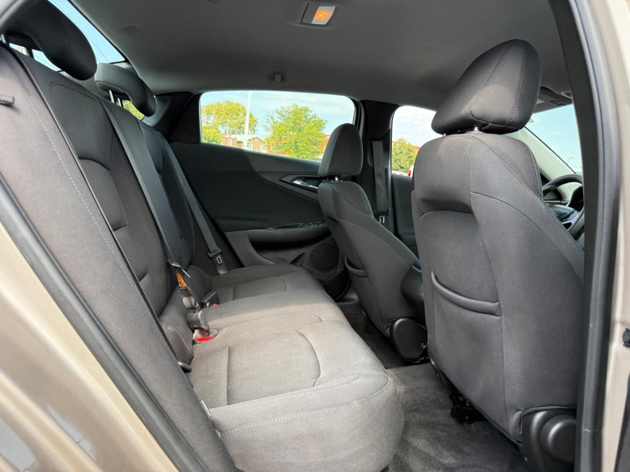 Chevrolet Malibu Vehicle Full-screen Gallery Image 10