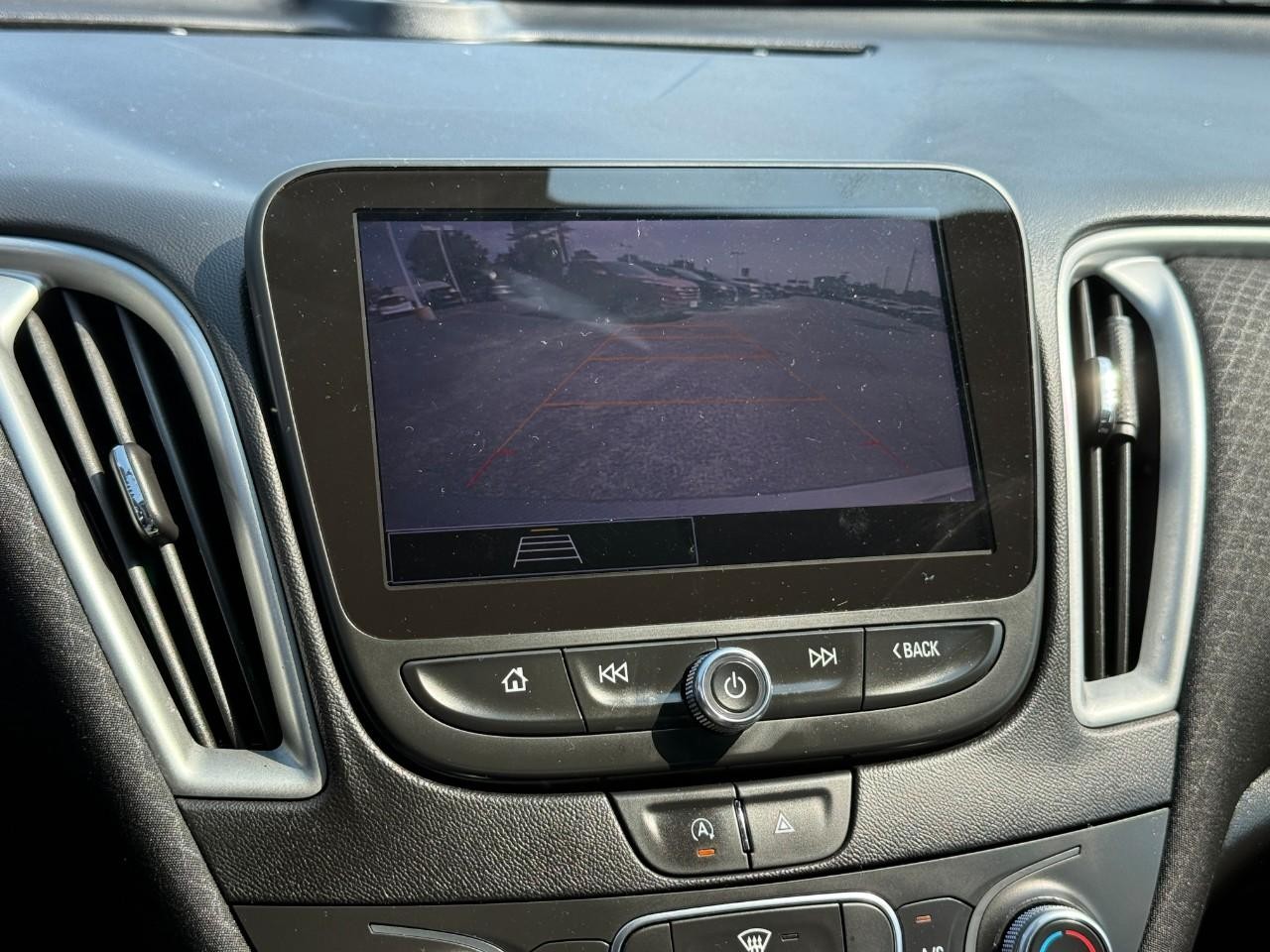 Chevrolet Malibu Vehicle Full-screen Gallery Image 20