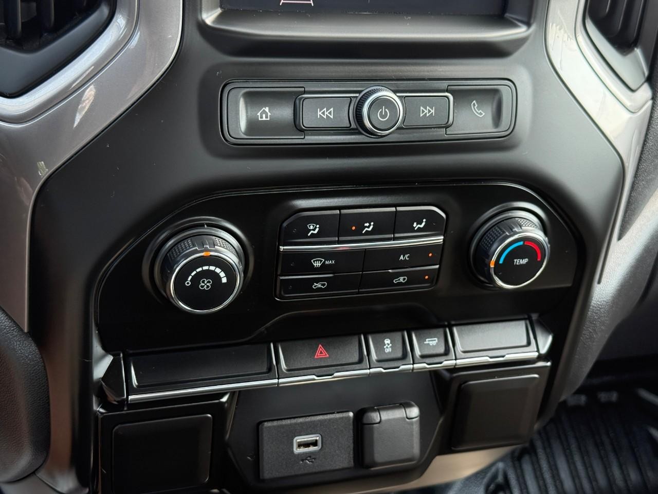 Chevrolet Silverado 1500 Vehicle Full-screen Gallery Image 15