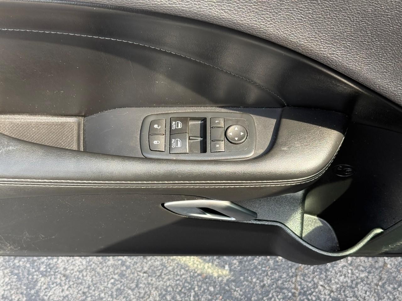 Dodge Challenger Vehicle Full-screen Gallery Image 11
