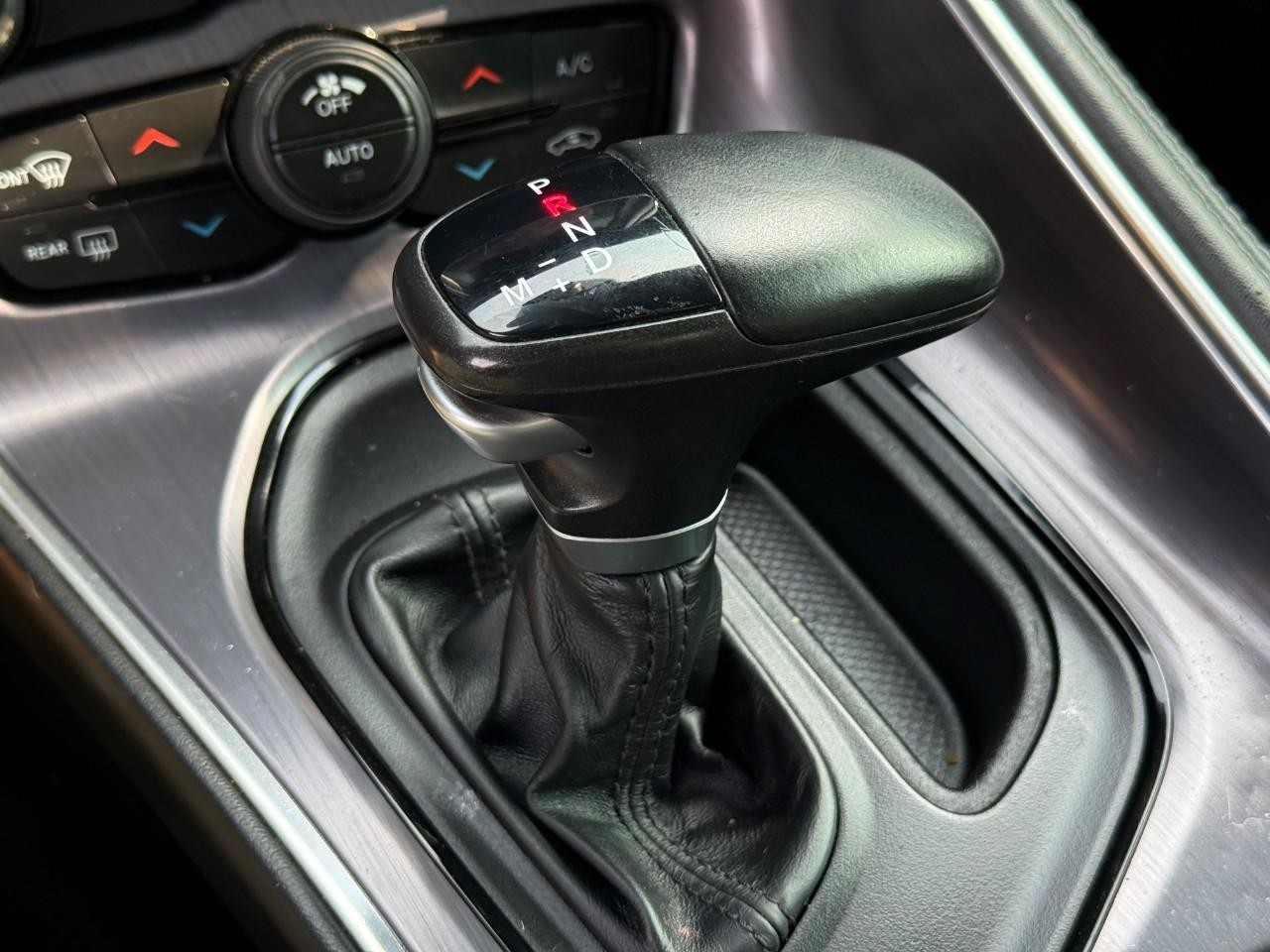 Dodge Challenger Vehicle Full-screen Gallery Image 17