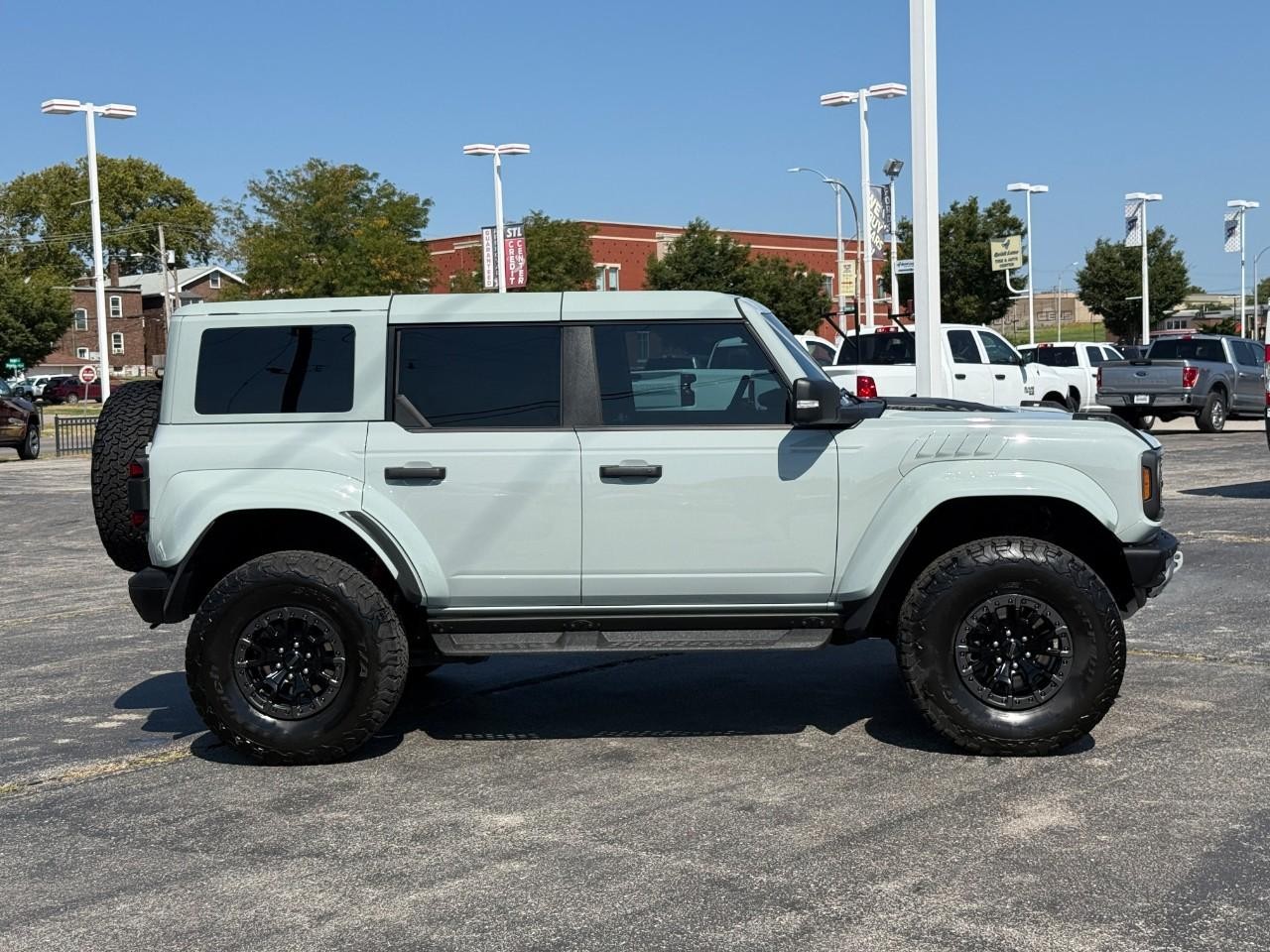 Ford Bronco Vehicle Full-screen Gallery Image 05