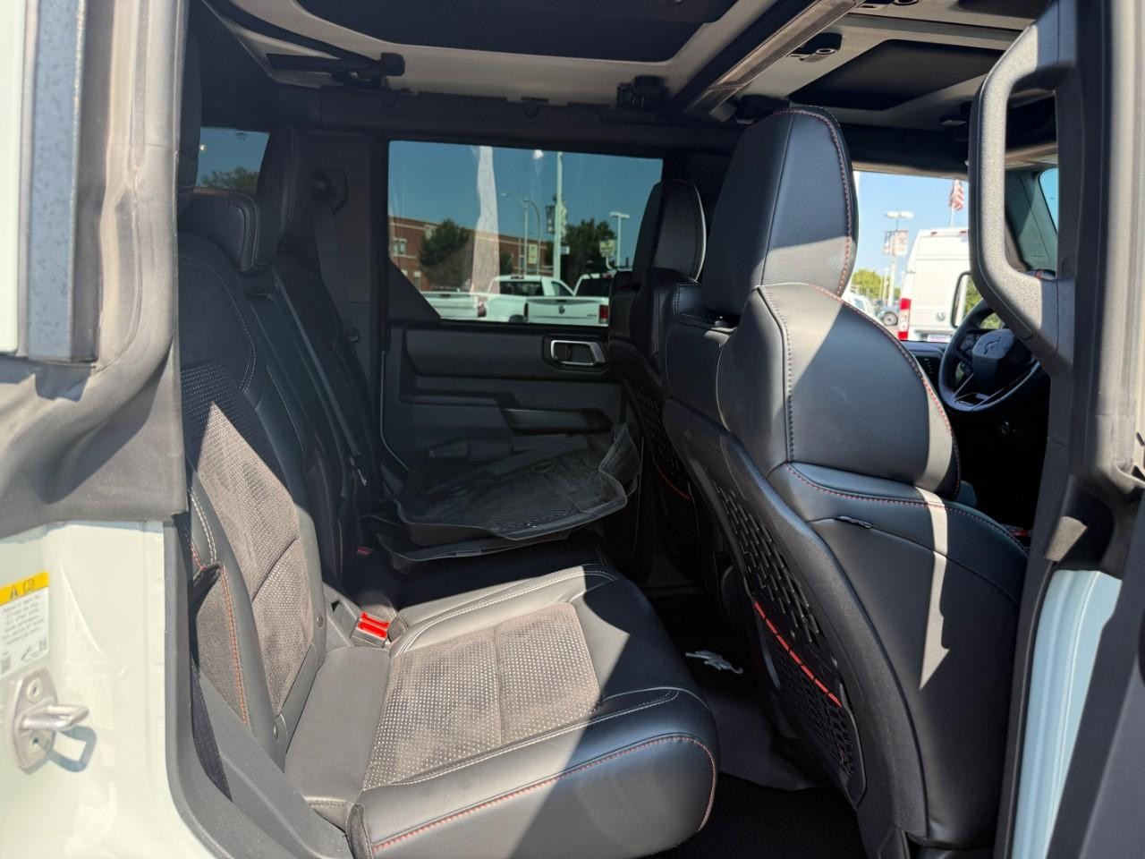 Ford Bronco Vehicle Full-screen Gallery Image 10