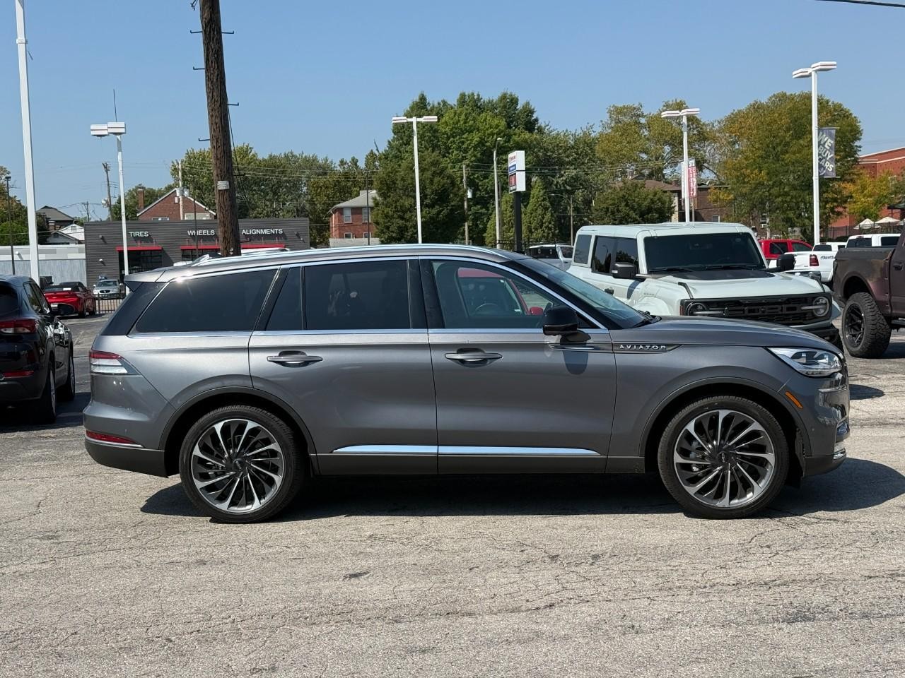 Lincoln Aviator Vehicle Full-screen Gallery Image 05