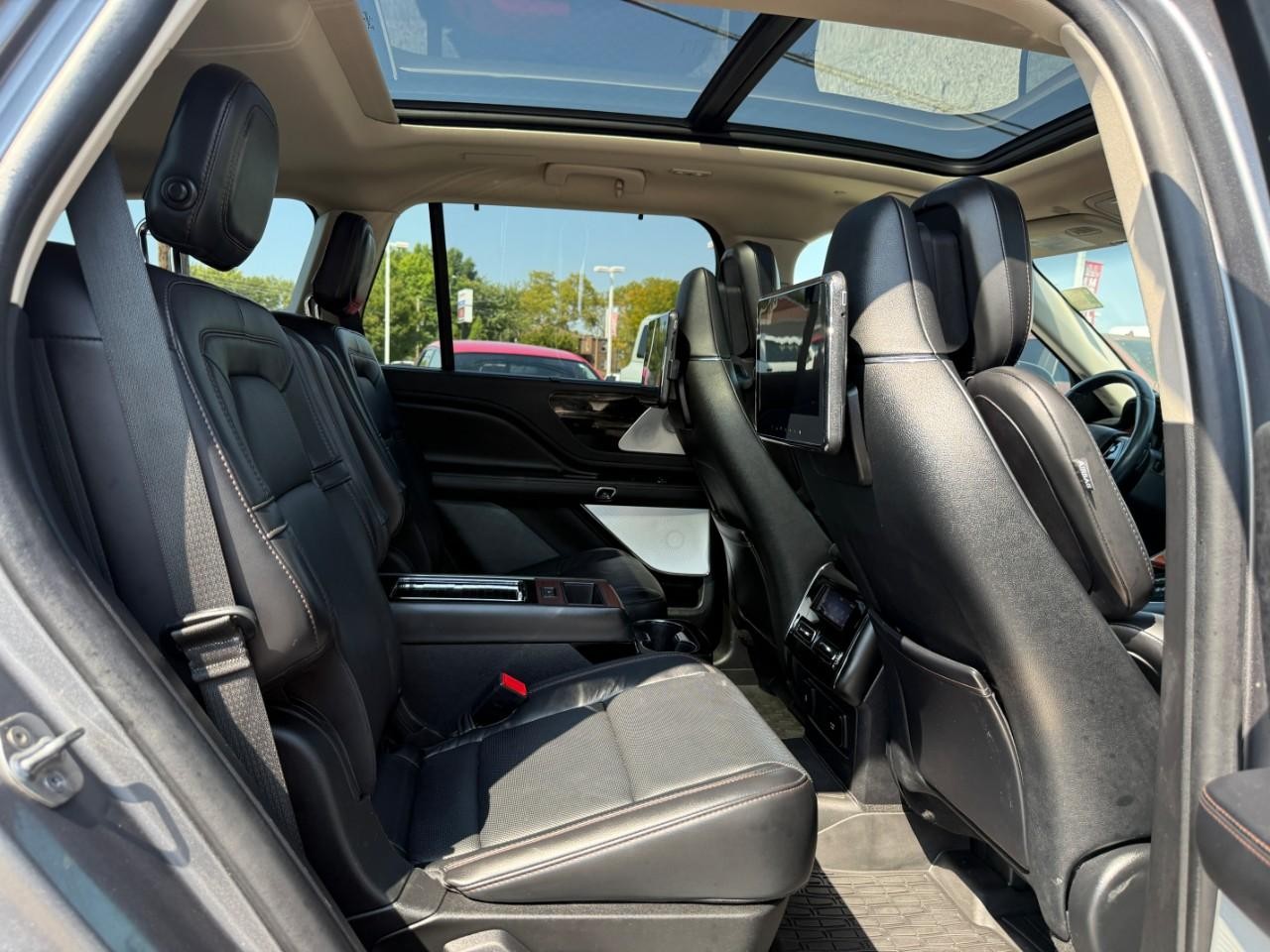 Lincoln Aviator Vehicle Full-screen Gallery Image 09