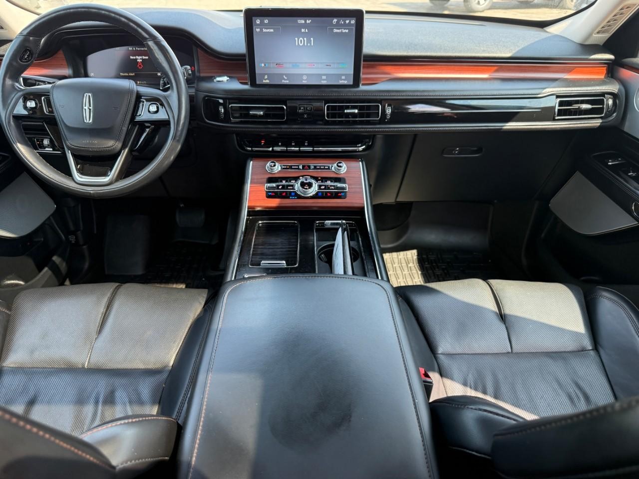 Lincoln Aviator Vehicle Full-screen Gallery Image 10