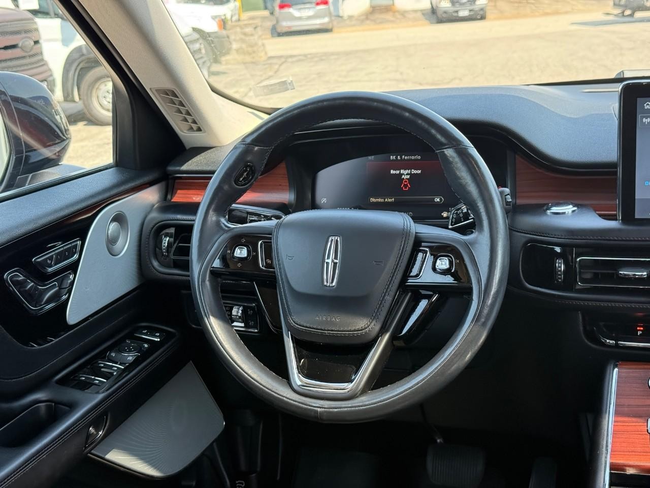 Lincoln Aviator Vehicle Full-screen Gallery Image 11