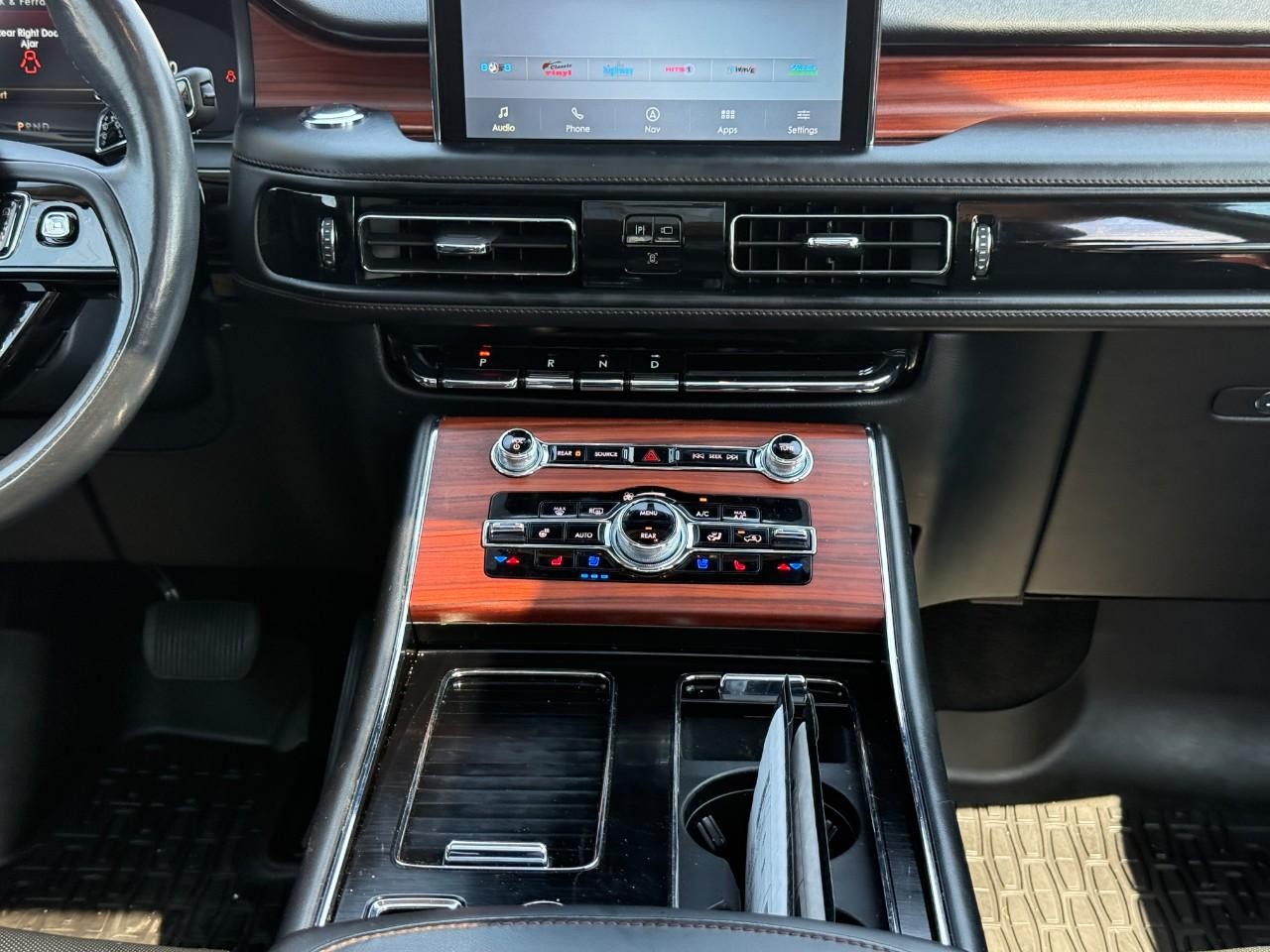 Lincoln Aviator Vehicle Full-screen Gallery Image 13