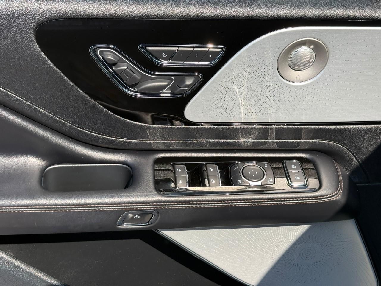 Lincoln Aviator Vehicle Full-screen Gallery Image 15