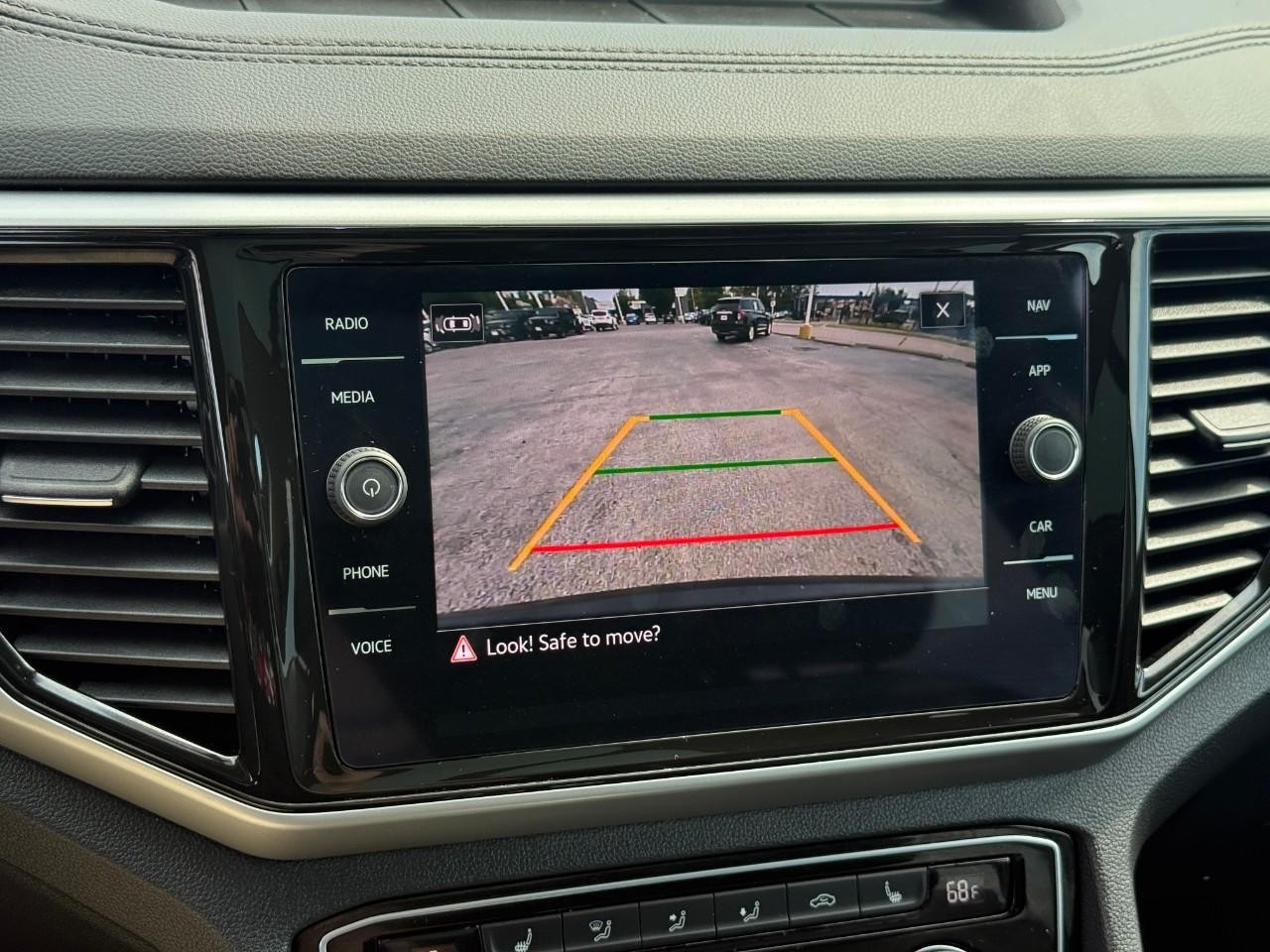 Volkswagen Atlas Vehicle Full-screen Gallery Image 24