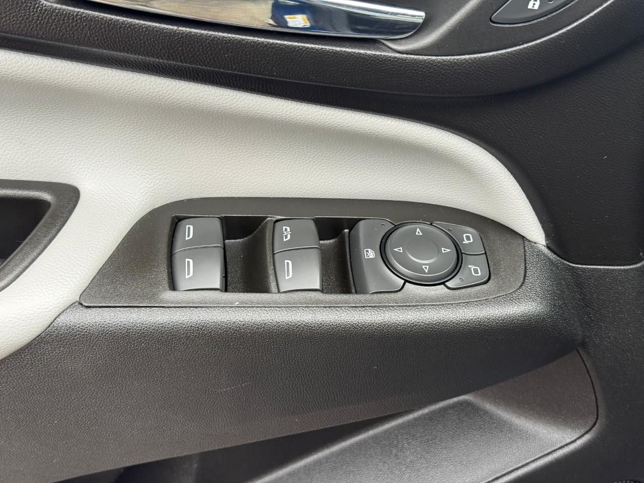 Chevrolet Equinox Vehicle Full-screen Gallery Image 14