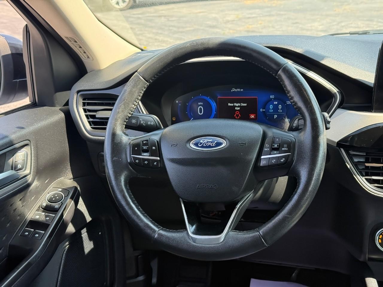 Ford Escape Vehicle Full-screen Gallery Image 12