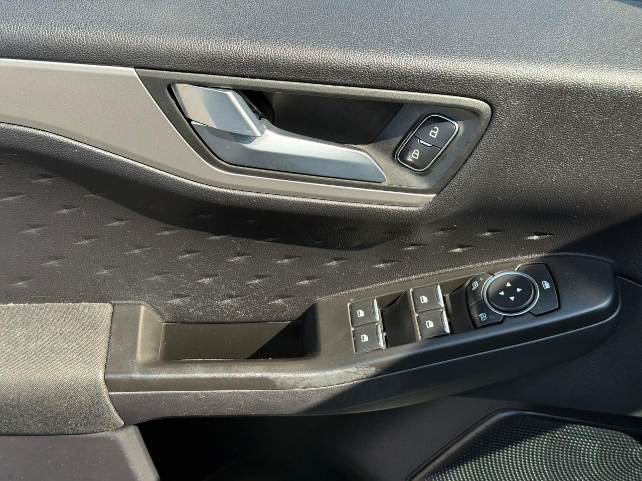 Ford Escape Vehicle Full-screen Gallery Image 16
