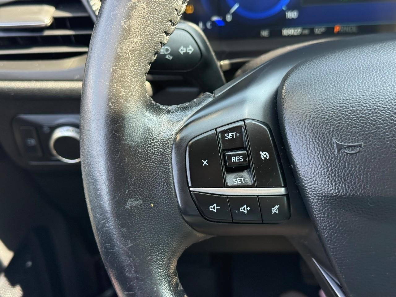 Ford Escape Vehicle Full-screen Gallery Image 19