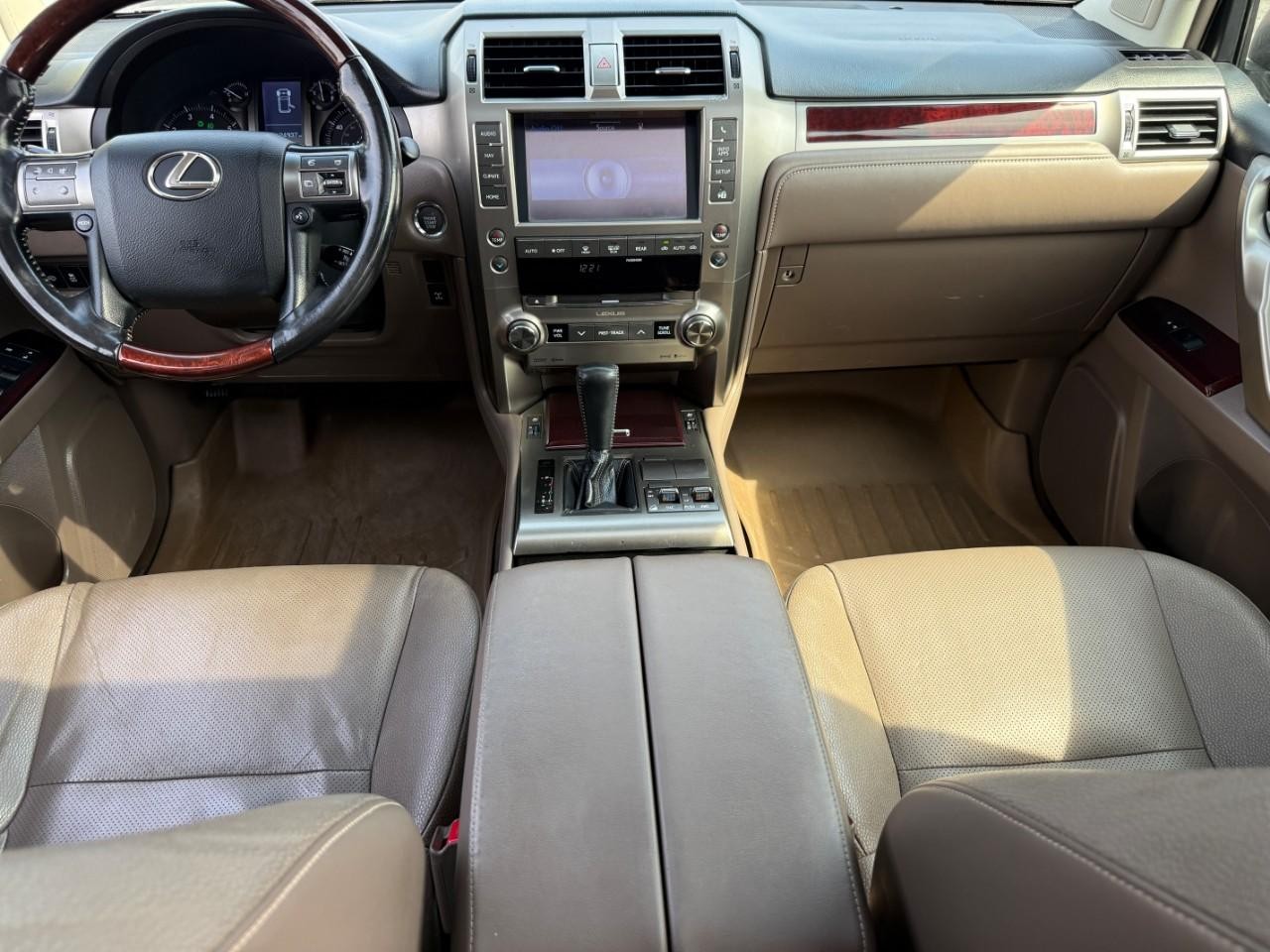 Lexus GX 460 Vehicle Full-screen Gallery Image 09