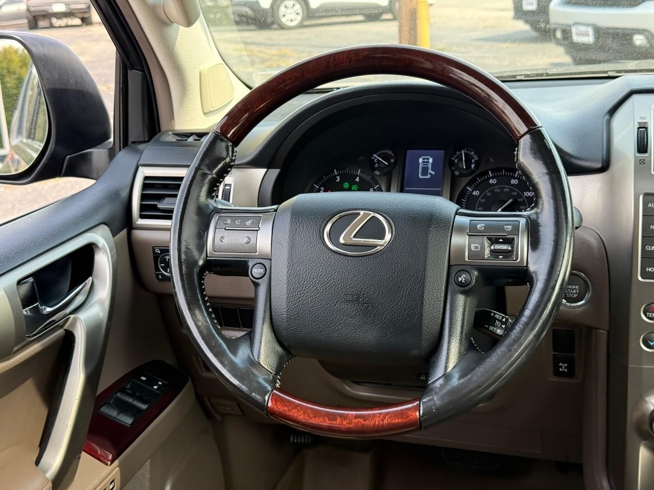 Lexus GX 460 Vehicle Full-screen Gallery Image 10