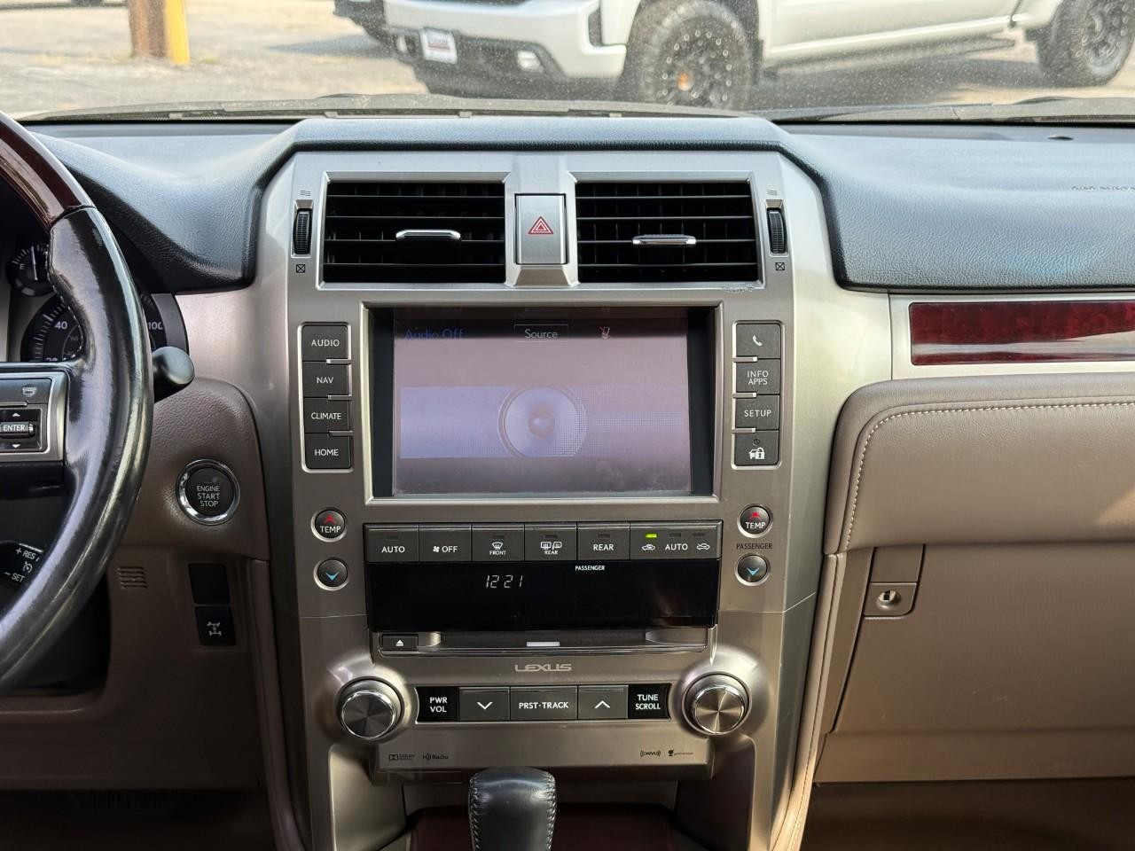 Lexus GX 460 Vehicle Full-screen Gallery Image 11