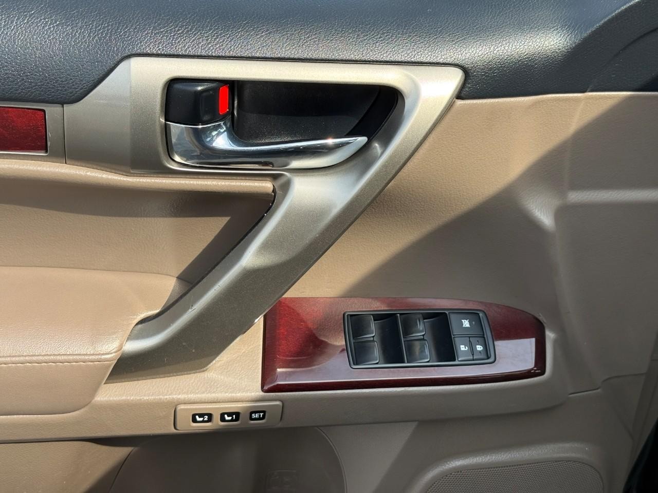 Lexus GX 460 Vehicle Full-screen Gallery Image 14