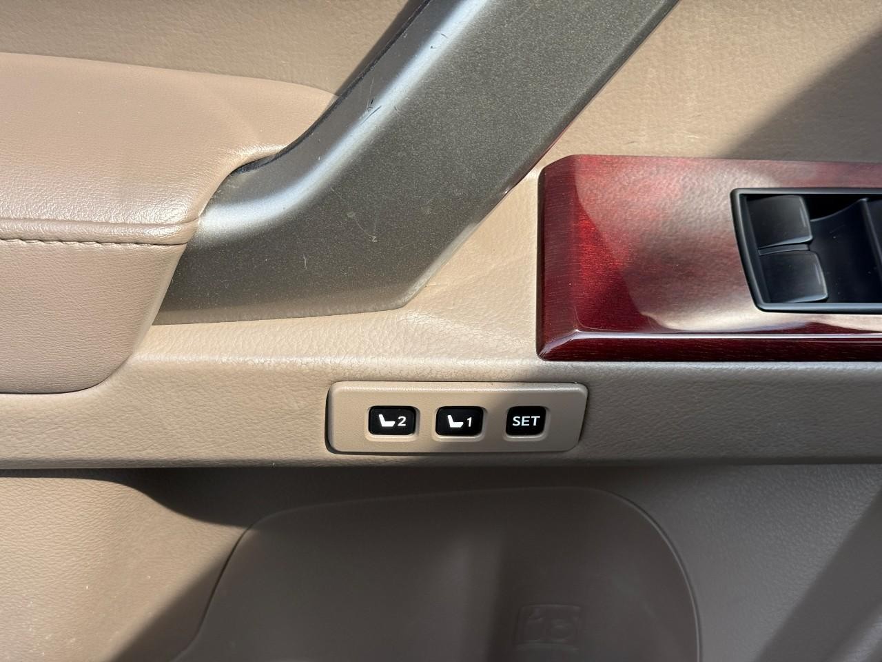 Lexus GX 460 Vehicle Full-screen Gallery Image 15