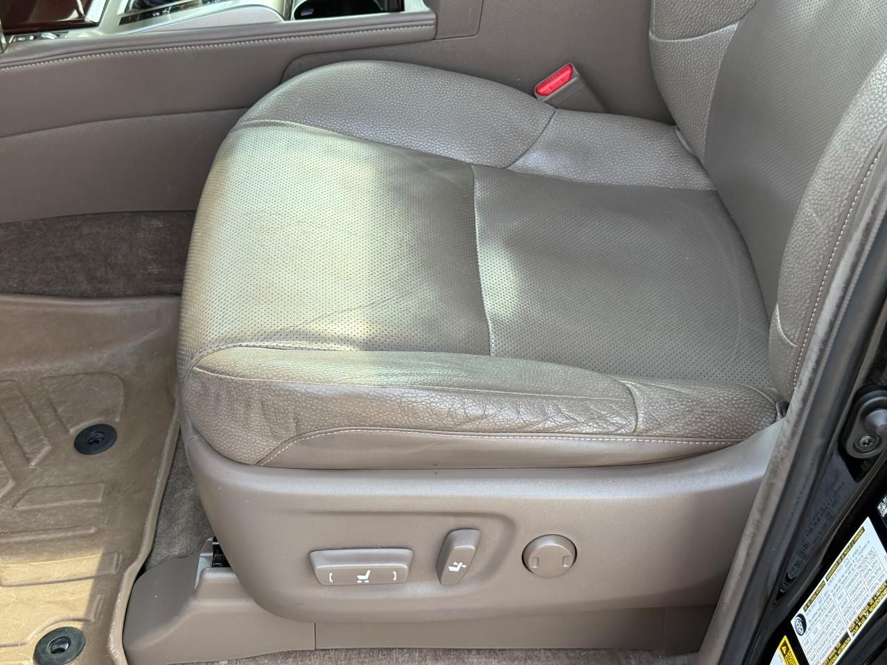 Lexus GX 460 Vehicle Full-screen Gallery Image 16