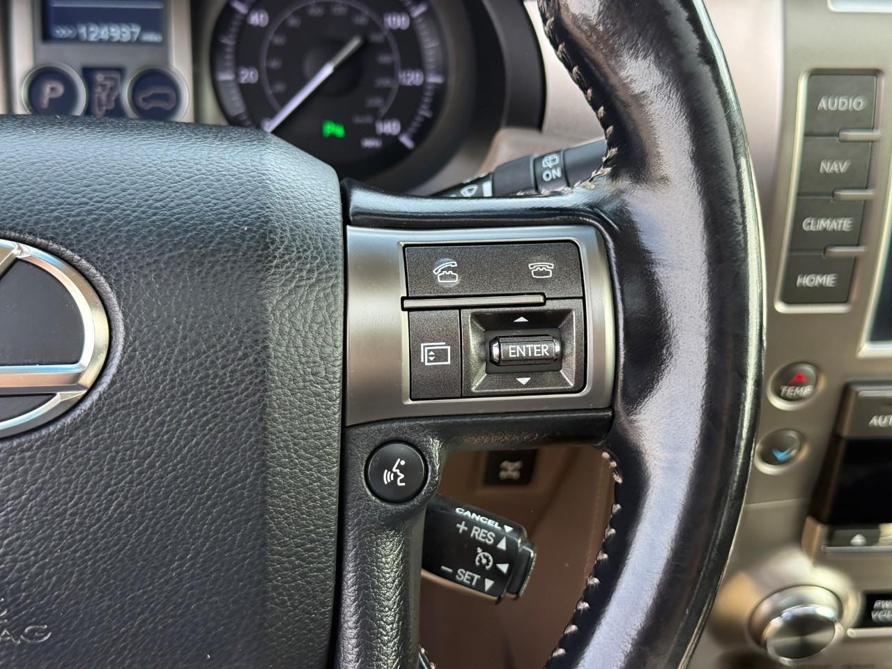 Lexus GX 460 Vehicle Full-screen Gallery Image 19