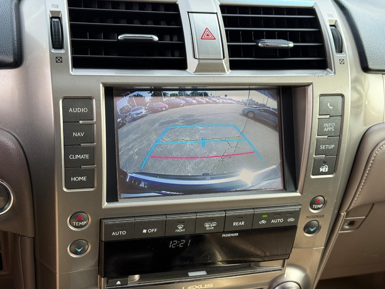 Lexus GX 460 Vehicle Full-screen Gallery Image 23