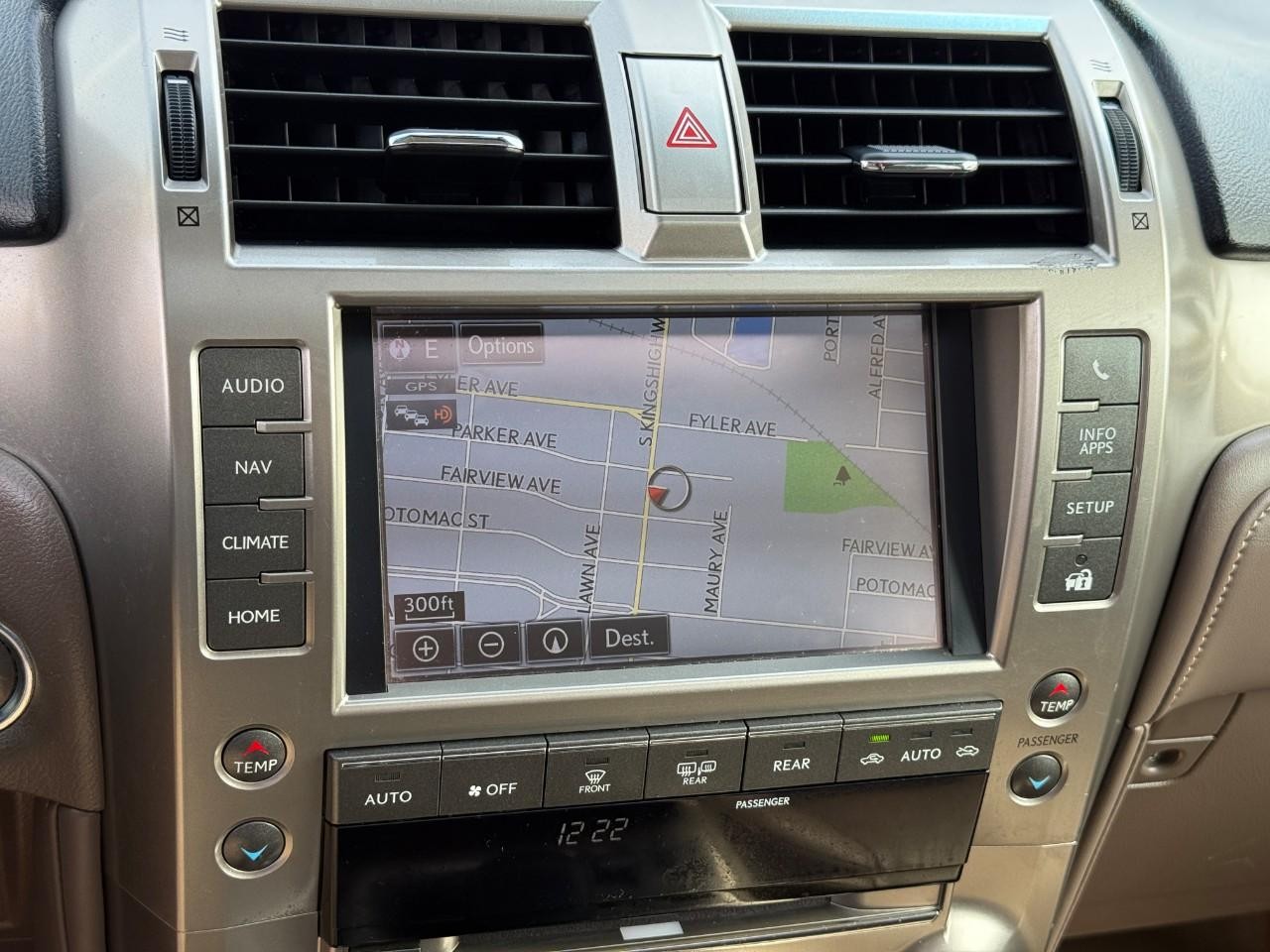 Lexus GX 460 Vehicle Full-screen Gallery Image 24