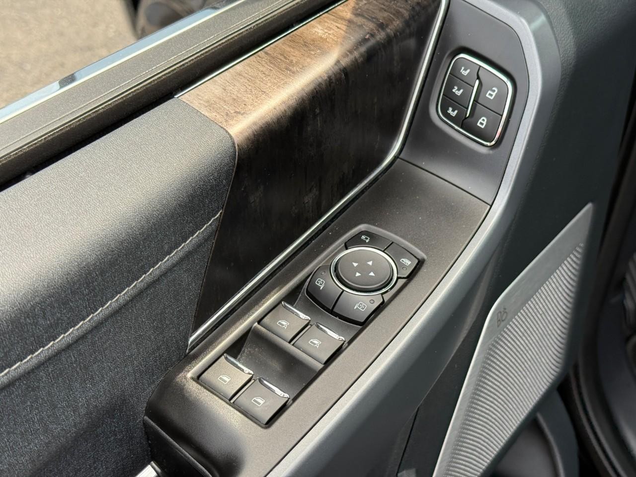 Ford F-150 Vehicle Full-screen Gallery Image 15